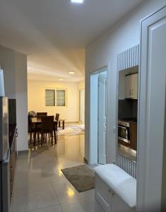 une cuisine et une salle à manger avec une table dans l'établissement Florida apartments, à Golem