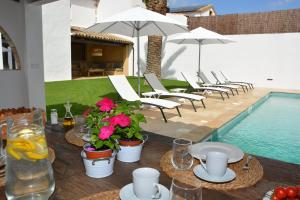 Bazén v ubytování Masia Las Moreras autenticidad renovada 100 porcien a 10 minutos de Sitges en coche 12 huespedes Piscina Aire Aconc 6 Suites Apertura 15 Julio 2025 nebo v jeho okolí