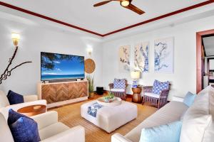 HonokahuaOcean View Grand Residences at Montage by KBM Resorts的配有白色家具和平板电视的客厅