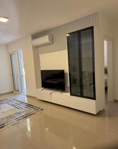 un salon avec une grande paroi en verre dans l'établissement Florida apartments, à Golem