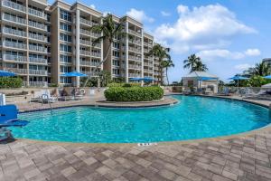 ein Swimmingpool vor einem Ferienresort in der Unterkunft Marco Beach Ocean Resort Condominiums #605 in Marco Island