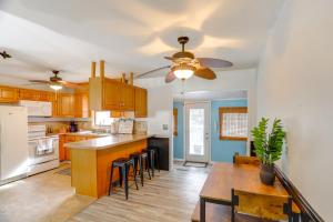 Η κουζίνα ή μικρή κουζίνα στο Steps to Lake Erie! Cedar Point Home Base with Deck