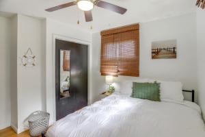 Ένα ή περισσότερα κρεβάτια σε δωμάτιο στο Steps to Lake Erie! Cedar Point Home Base with Deck