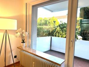 una puerta de cristal que da a un balcón con ventana en Japandi-Style in Dortmund mit Stellplatz, Balkon, en Dortmund