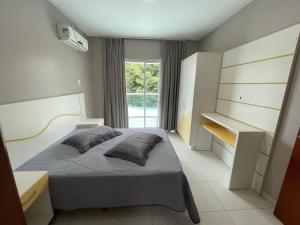 cód 33 · Apartamento a 80 metros da praia في جوفيرنادور سيلسو راموس: غرفة نوم بها سرير ونافذة كبيرة