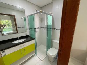 cód 33 · Apartamento a 80 metros da praia في جوفيرنادور سيلسو راموس: حمام مع مرحاض ومغسلة ومرآة