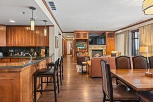 une cuisine et un salon avec une table et des chaises dans l'établissement The Ritz-Carlton Residences 3BR Ski-in & Ski-out Resort in Aspen Highlands, White River 2301, à Aspen