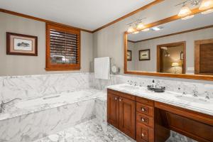 une salle de bain avec deux lavabos, une baignoire et un miroir dans l'établissement The Ritz-Carlton Residences 3BR Ski-in & Ski-out Resort in Aspen Highlands, White River 2301, à Aspen 15 autres photos