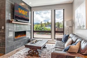 TV/trung tâm giải trí tại Luxury Downtown Condo - Rendezvous Center 201