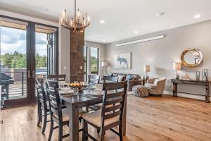 Khu vực ghế ngồi tại Luxury Downtown Condo - Rendezvous Center 201