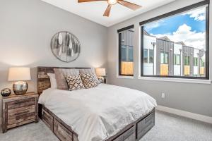 Giường trong phòng chung tại Luxury Downtown Condo - Rendezvous Center 201