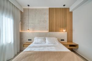1 dormitorio con 1 cama grande con 2 luces. en Elena's Sunset Villa, en Piryiótika