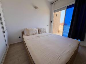 Postel nebo postele na pokoji v ubytování Spacious Triplex in Harhoura + 13 fotografií