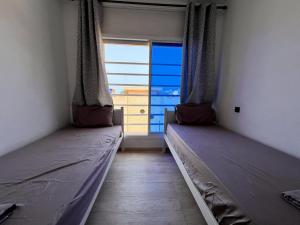 Katil atau katil-katil dalam bilik di Spacious Triplex in Harhoura +26 gambar