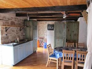 a kitchen and dining room with a table and chairs at Zeitfenster in Betina