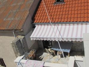 an overhead view of a building with awning and a table at Zeitfenster in Betina