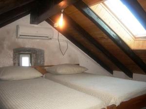 two beds in a room with a attic at Zeitfenster in Betina