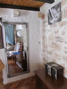 a living room with a mirror and a microwave at Zeitfenster in Betina