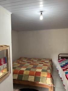 1 dormitorio con 2 camas en una habitación con techo en Camping do Caminho- Suites, en Pirenópolis 33 fotos más