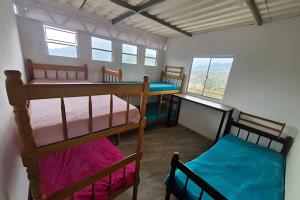 une chambre avec deux lits superposés et un bureau dans l'établissement Hospedaria Quitandinha, à Petrópolis