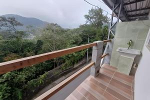 d'une salle de bains avec un lavabo sur un balcon. dans l'établissement Hospedaria Quitandinha, à Petrópolis
