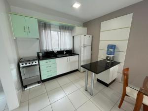 Una cocina o cocineta en cód 41 · Cobertura com vista mar a 80 metros