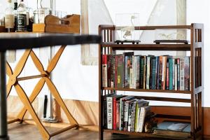 a book shelf filled with books next to a table at Private Dome Getaway - 30min to Grand Canyon in Valle