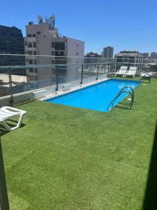 a swimming pool on the roof of a building at Departamento en centro de Viña del Mar in Viña del Mar