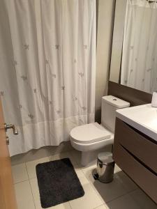 a bathroom with a toilet and a shower curtain at Departamento en centro de Viña del Mar in Viña del Mar