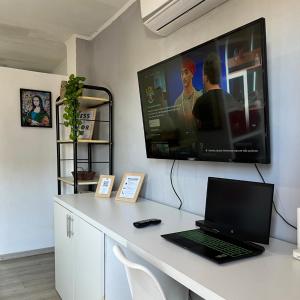 Μια τηλεόραση ή/και κέντρο ψυχαγωγίας στο Refugio Urbano De Haro, Conexión y Calma, A 5 min de Paraguay +13 φωτογραφίες