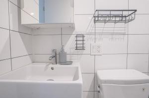 Ένα μπάνιο στο Charming Stay Near Williamsburg in Brooklyn