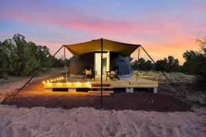 une tente au milieu d'un champ dans l'établissement Secluded Dome Glamping Near Grand Canyon, à Valle