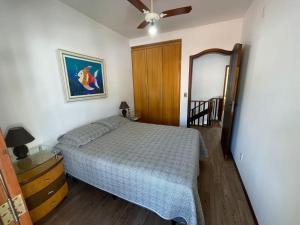 una camera da letto con un letto, un comò e uno specchio di Cód 9 · Casa aconchegante á 300m do mar! a Governador Celso Ramos