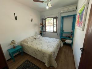 una camera da letto con un letto e una finestra di Cód 9 · Casa aconchegante á 300m do mar! a Governador Celso Ramos