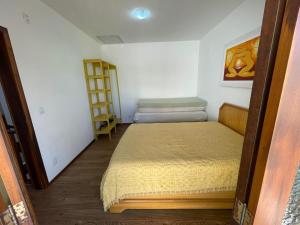 Camera piccola con letto e mensola di Cód 9 · Casa aconchegante á 300m do mar! a Governador Celso Ramos Altre 31 foto