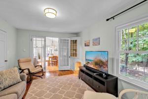 un salon avec une télévision et un canapé dans l'établissement Wonderwood Cottage, à Sawyer 29 autres photos