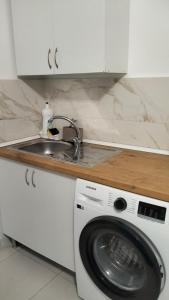 Кухня или мини-кухня в La Marina
