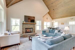 Χώρος καθιστικού στο Cozy Blue Ridge Cabin Game Room and Mountain Views