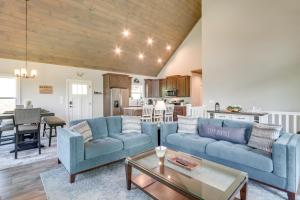 Η κουζίνα ή μικρή κουζίνα στο Cozy Blue Ridge Cabin Game Room and Mountain Views