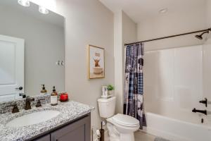 Ένα μπάνιο στο Cozy Blue Ridge Cabin Game Room and Mountain Views +26 φωτογραφίες