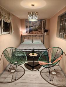 a room with two chairs and a table and a bed at Appartamento con sauna e home cinema in Colonno