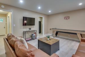 Μια τηλεόραση ή/και κέντρο ψυχαγωγίας στο OU Home Base! half Mi to Oklahoma Memorial Stadium