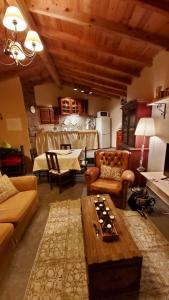 un soggiorno con un divano e un tavolo di Casa da Carolina a Lousã