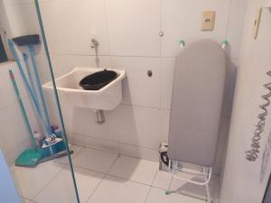 a bathroom with a sink and a urinal at STUDIO URBANO Ar Garagem 2 Quartos in Petrolina