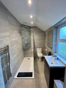 Bilik mandi di Modern Apartment in the heart of Guildford