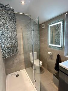 Bilik mandi di Modern Apartment in the heart of Guildford +20 gambar