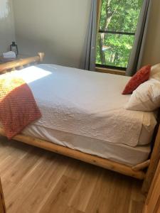 Ένα ή περισσότερα κρεβάτια σε δωμάτιο στο Whiskey Barrel- 3 Bedroom, Fenced Yard, Hot Tub, and Firepit- Pet Friendly