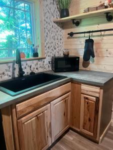 Η κουζίνα ή μικρή κουζίνα στο Whiskey Barrel- 3 Bedroom, Fenced Yard, Hot Tub, and Firepit- Pet Friendly