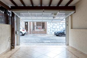 an open door to a parking lot with a car at Tatuapé , garagem e ar condicionado in Sao Paulo