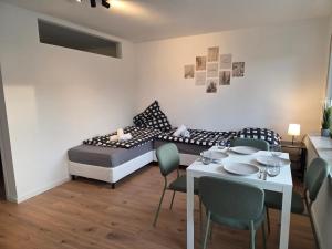 a room with a bed and a table and chairs at Gemütliches Apartment mit Balkon - Hans NU2 in Neu Ulm